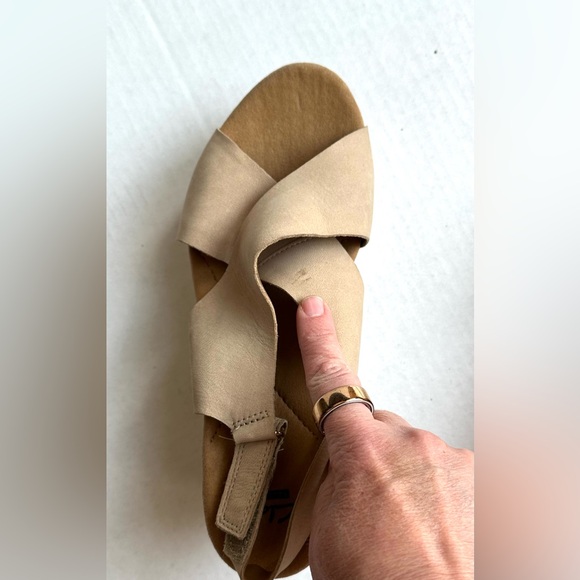 Clarks Tan Suede Cork Wedge Crossover Slingback Soft Cushion Boho Sandals Sz 8 - Picture 10 of 11